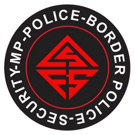 Holster hybride en Kydex noir présenté sur table de démonstration